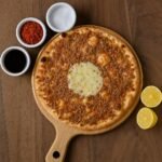 لحم بالعجين مع جبنة