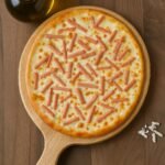 منقوشة جبنة مع مرتديلا